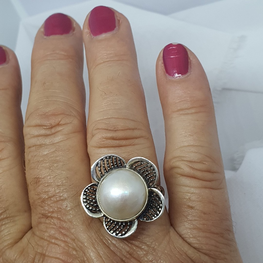 Sterling silver white pearl ring in a flower design - size P image 3