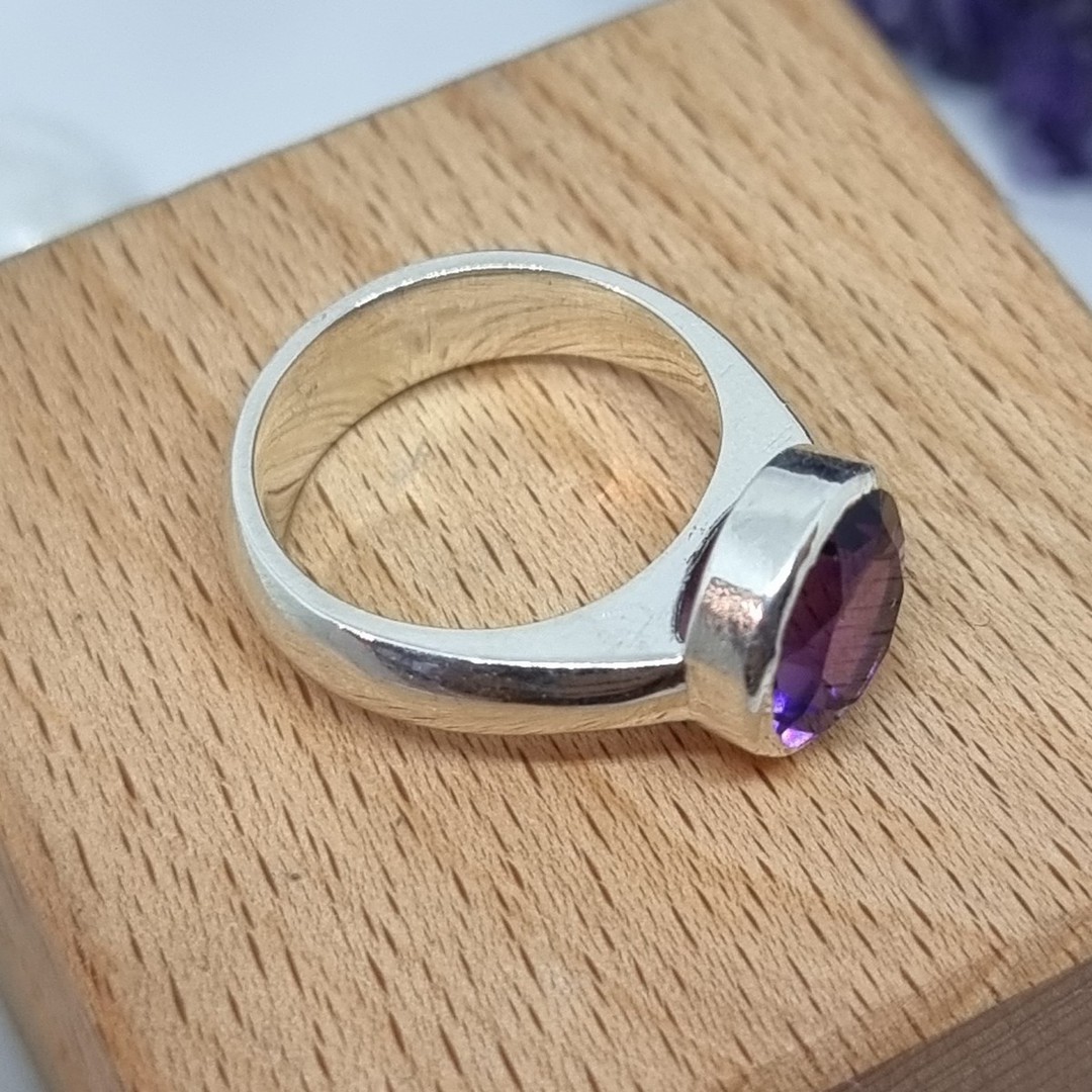 Sterling silver ring with sparkling synthetic amethyst - Size M image 2