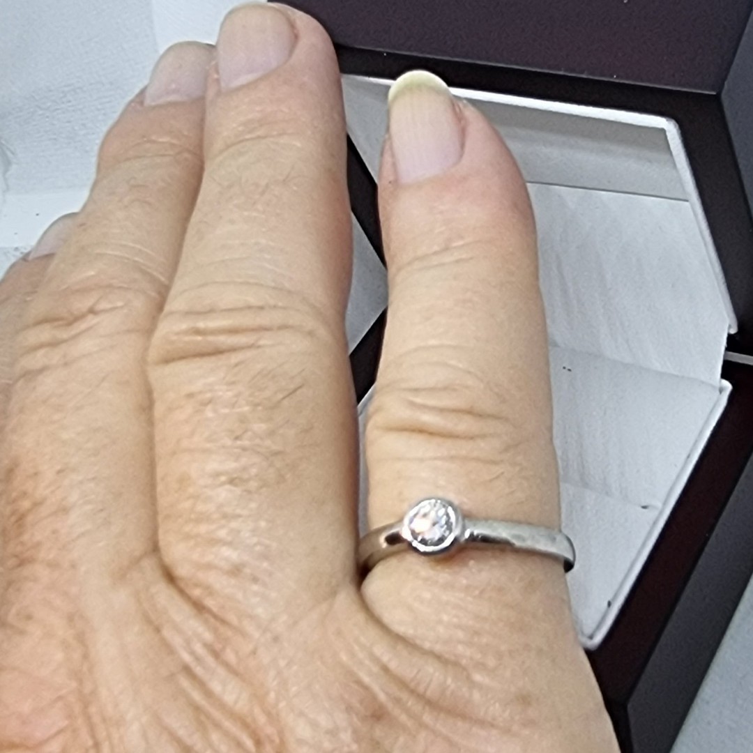 18ct white gold diamond ring image 6