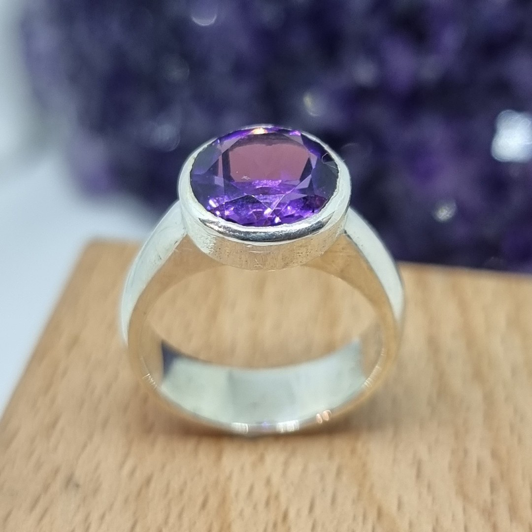 Sterling silver ring with sparkling synthetic amethyst - Size M image 3