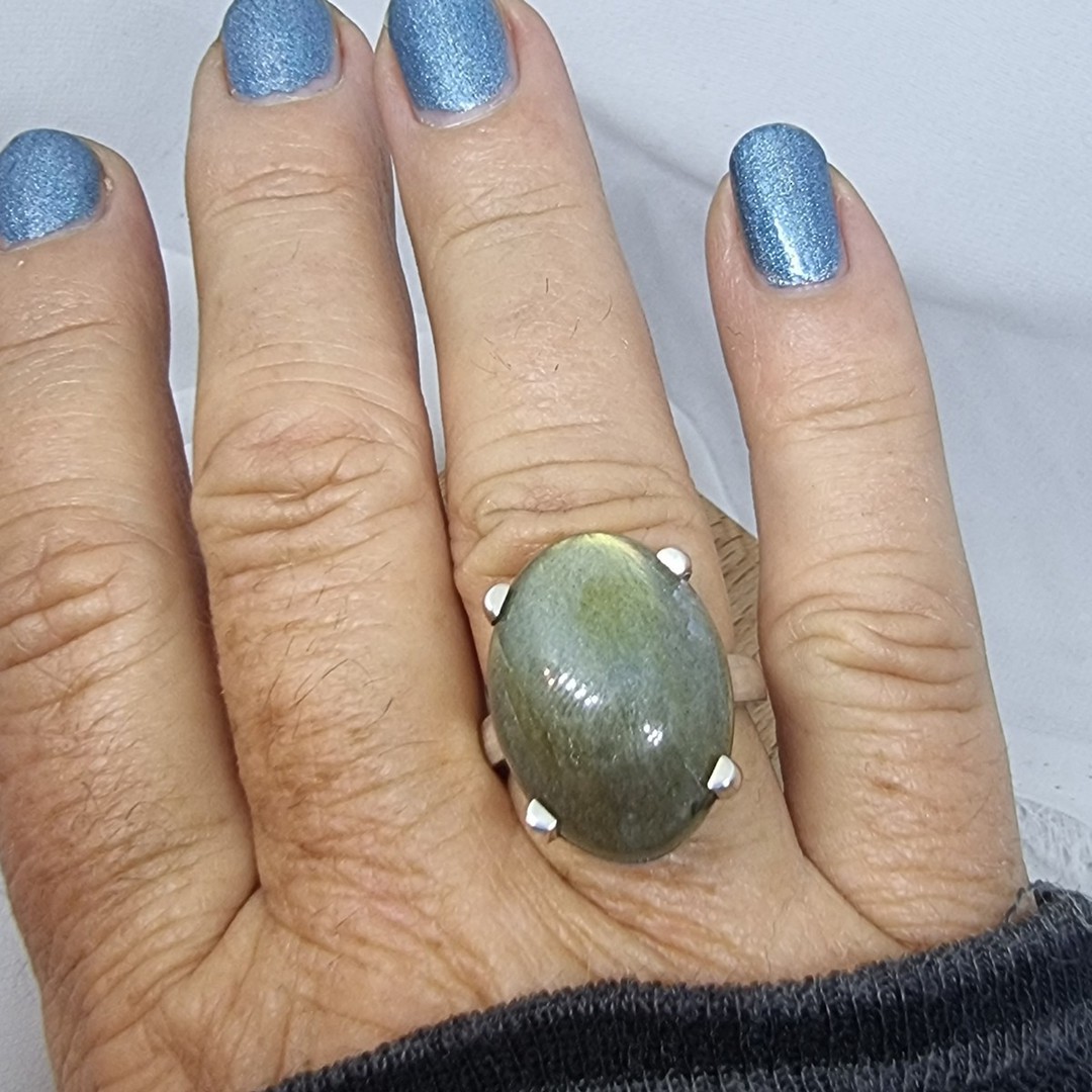 Silver claw set oval labradorite ring image 3