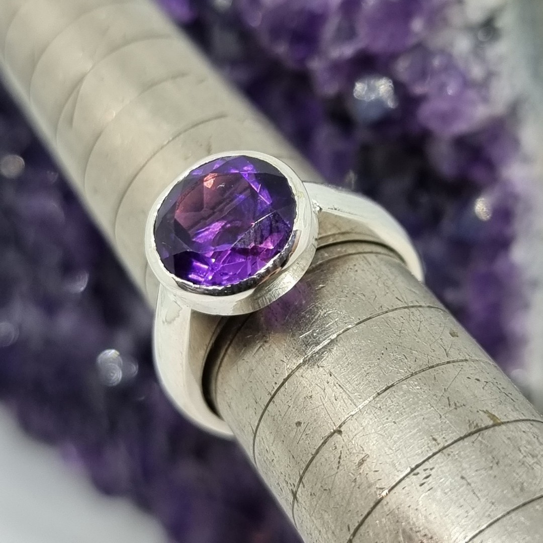 Sterling silver ring with sparkling synthetic amethyst - Size M image 1