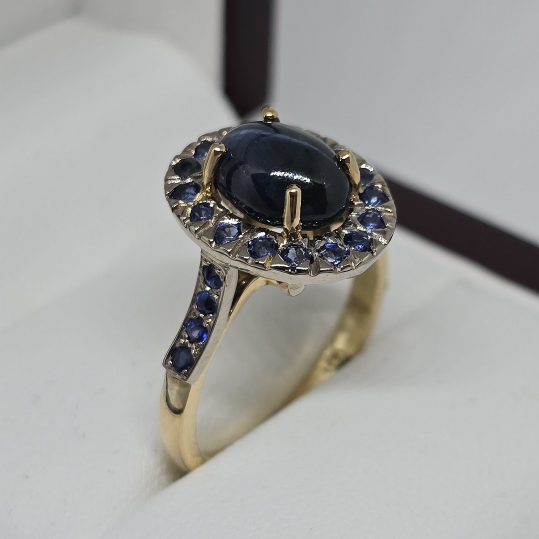 Modern star sapphire cluster ring - 18ct yellow gold image 4
