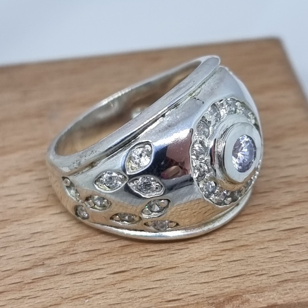 Sterling silver and cz gemstone ring - size N image 2