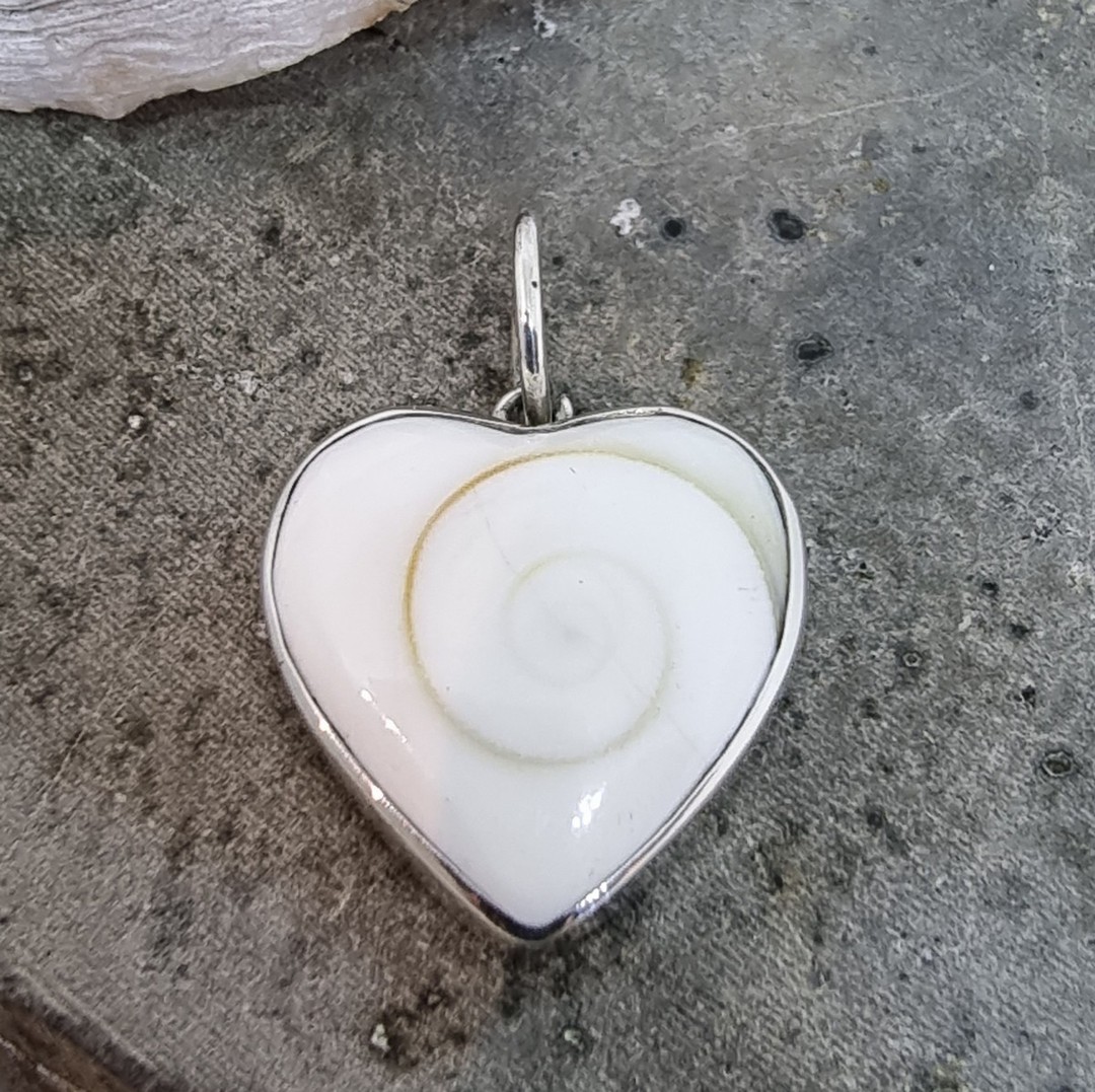 Silver cats eye heart pendant image 1