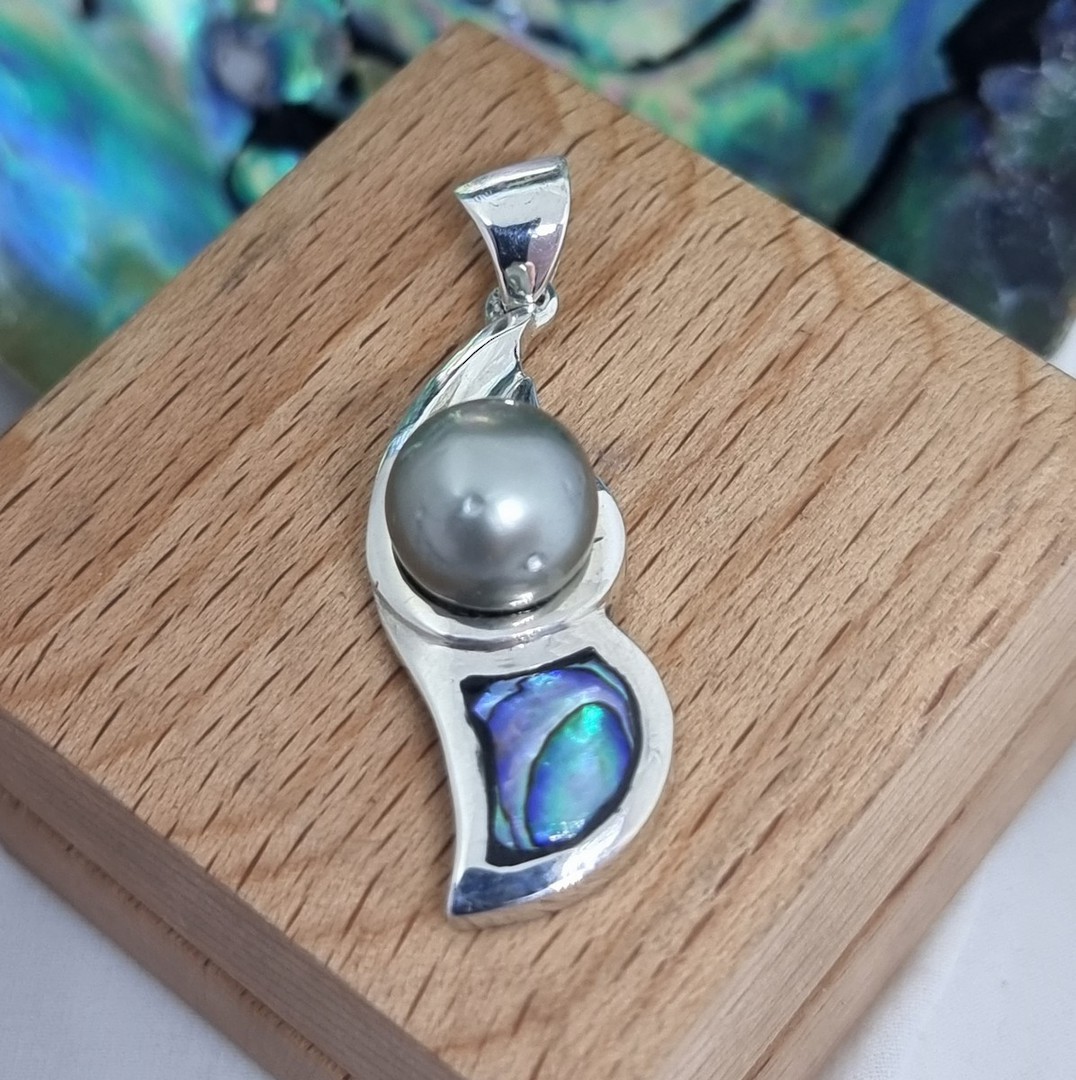 NZ paua shell and  black pearl pendant image 3