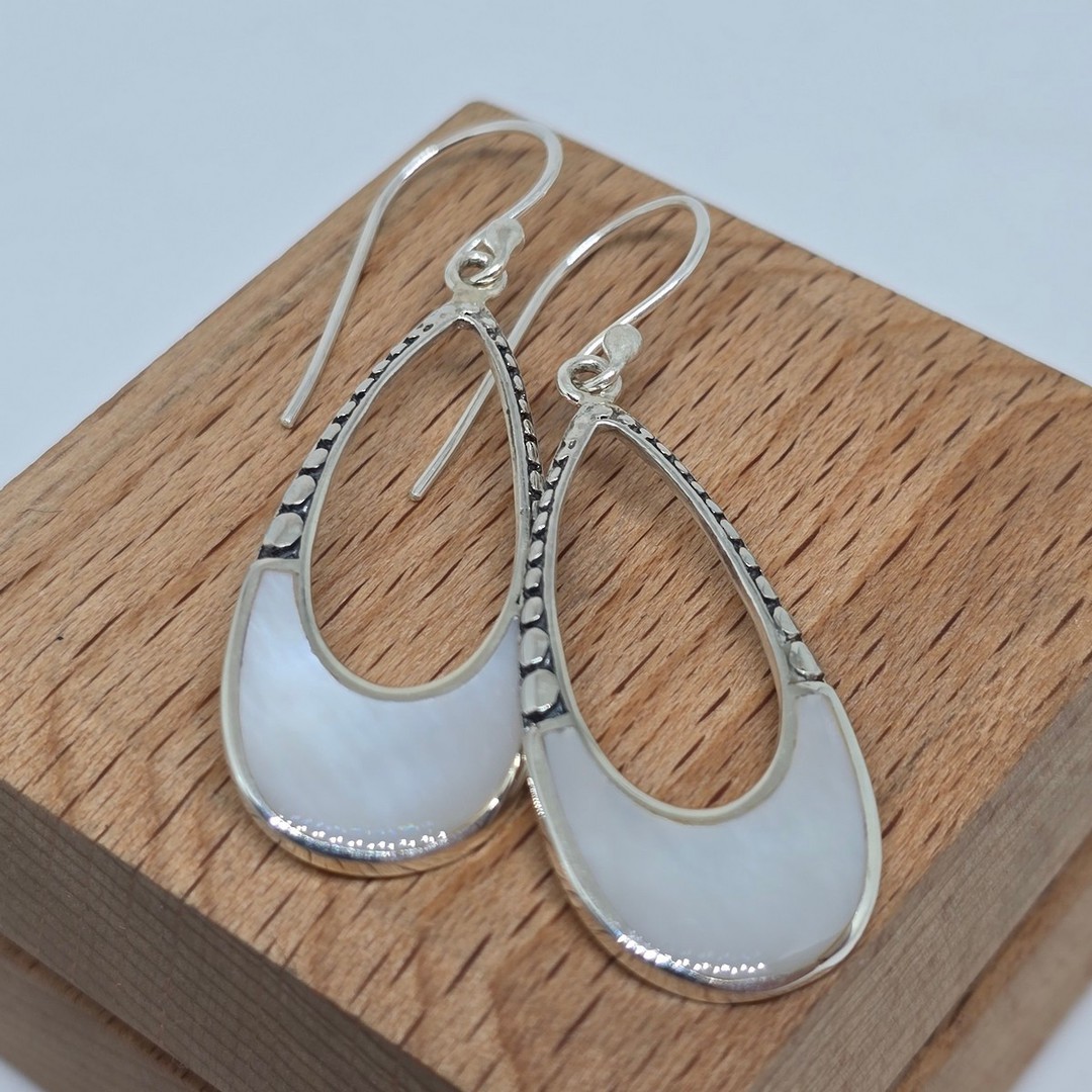 Silver mother of pearl earrings image 1