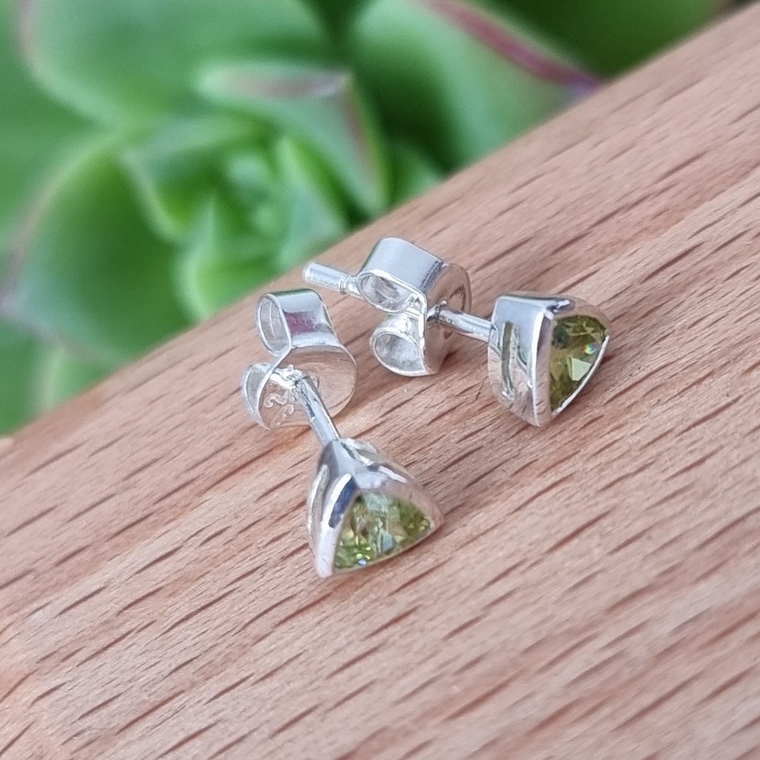 Silver peridot stud earrings image 3