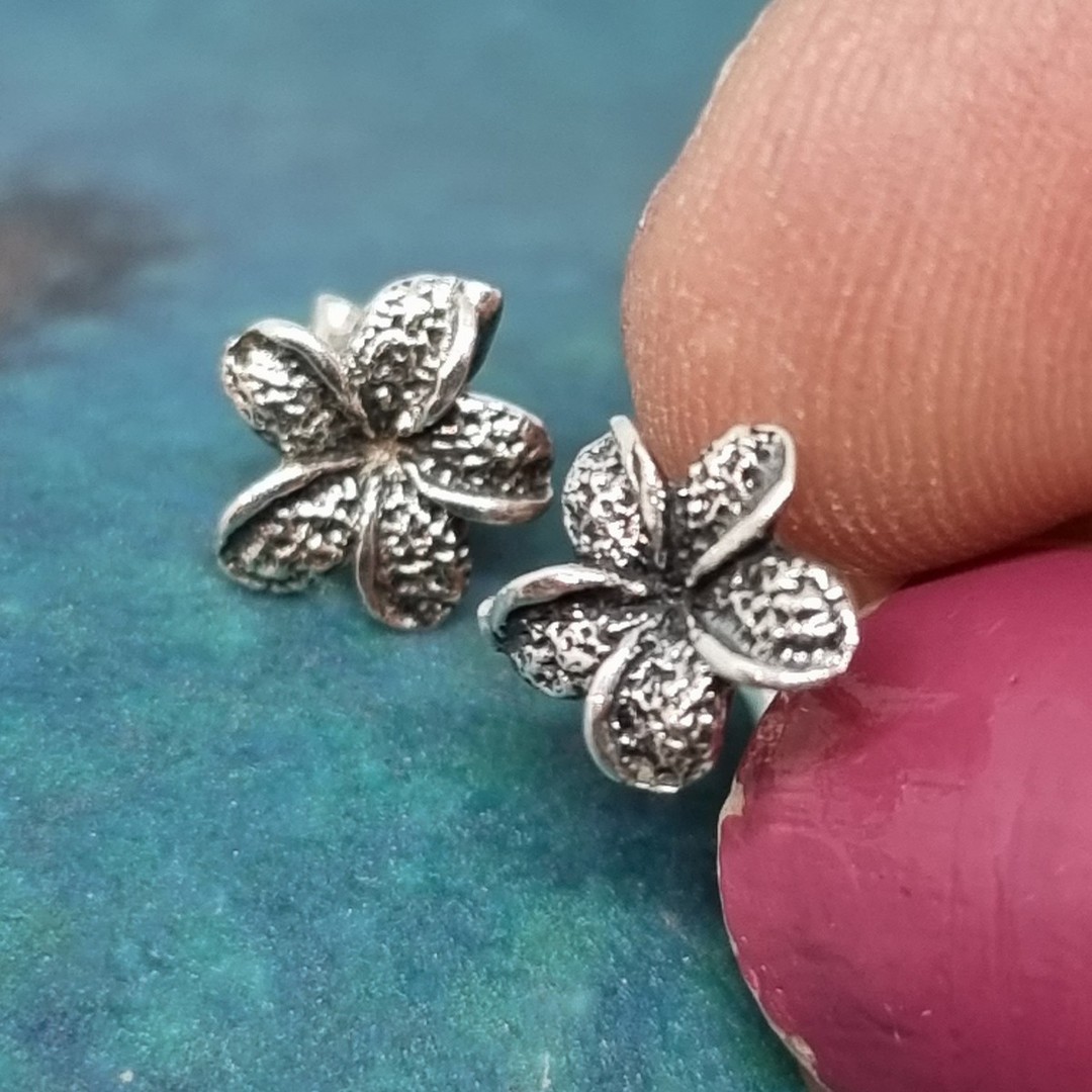 Cute little flower stud earrings image 1