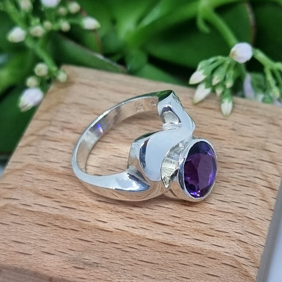 Sparkling purple gemstone ring - Size P image 3