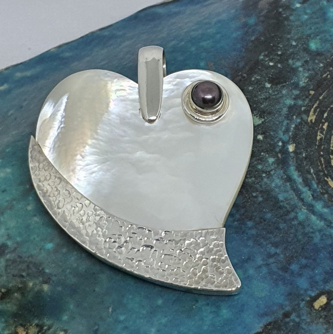 Mother of pearl heart pendant image 0