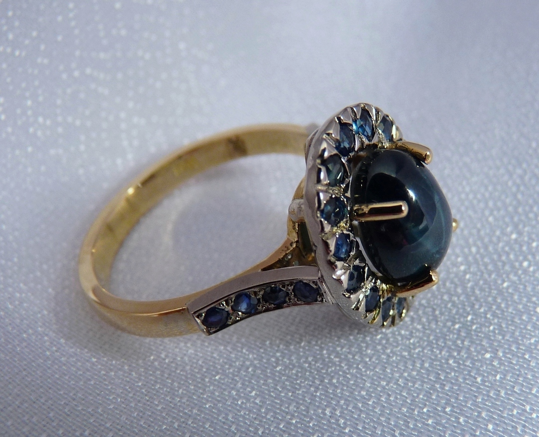 Modern star sapphire cluster ring - 18ct yellow gold image 0