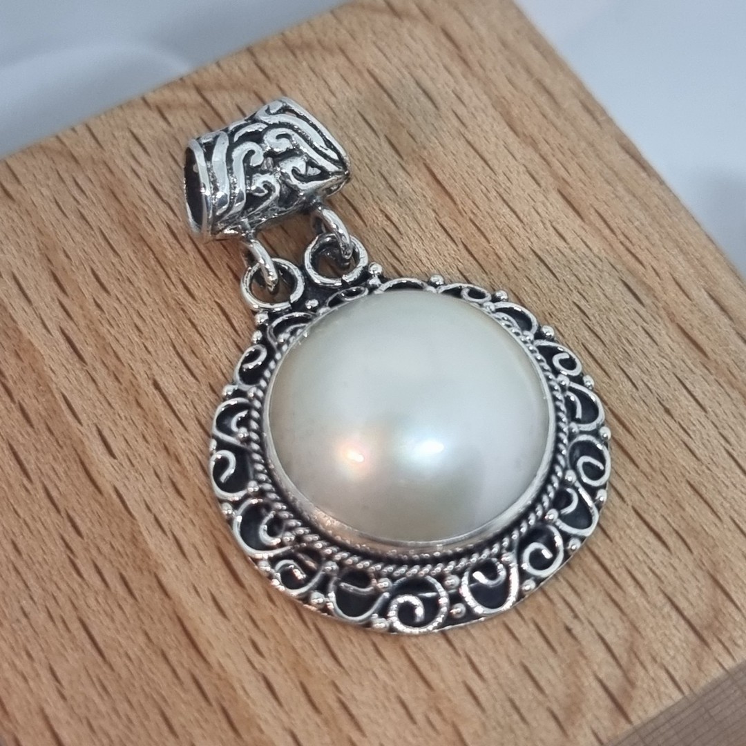 Sterling silver pendant with white mabe pearl image 3