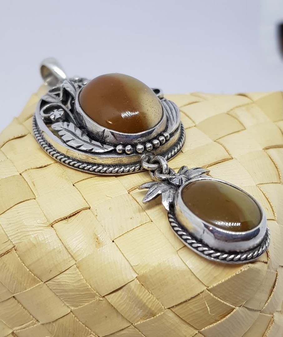 Silver pendant with rich caramel agate gemstones image 1