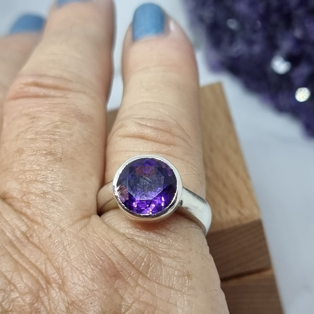 Sterling silver ring with sparkling synthetic amethyst - Size M image 4