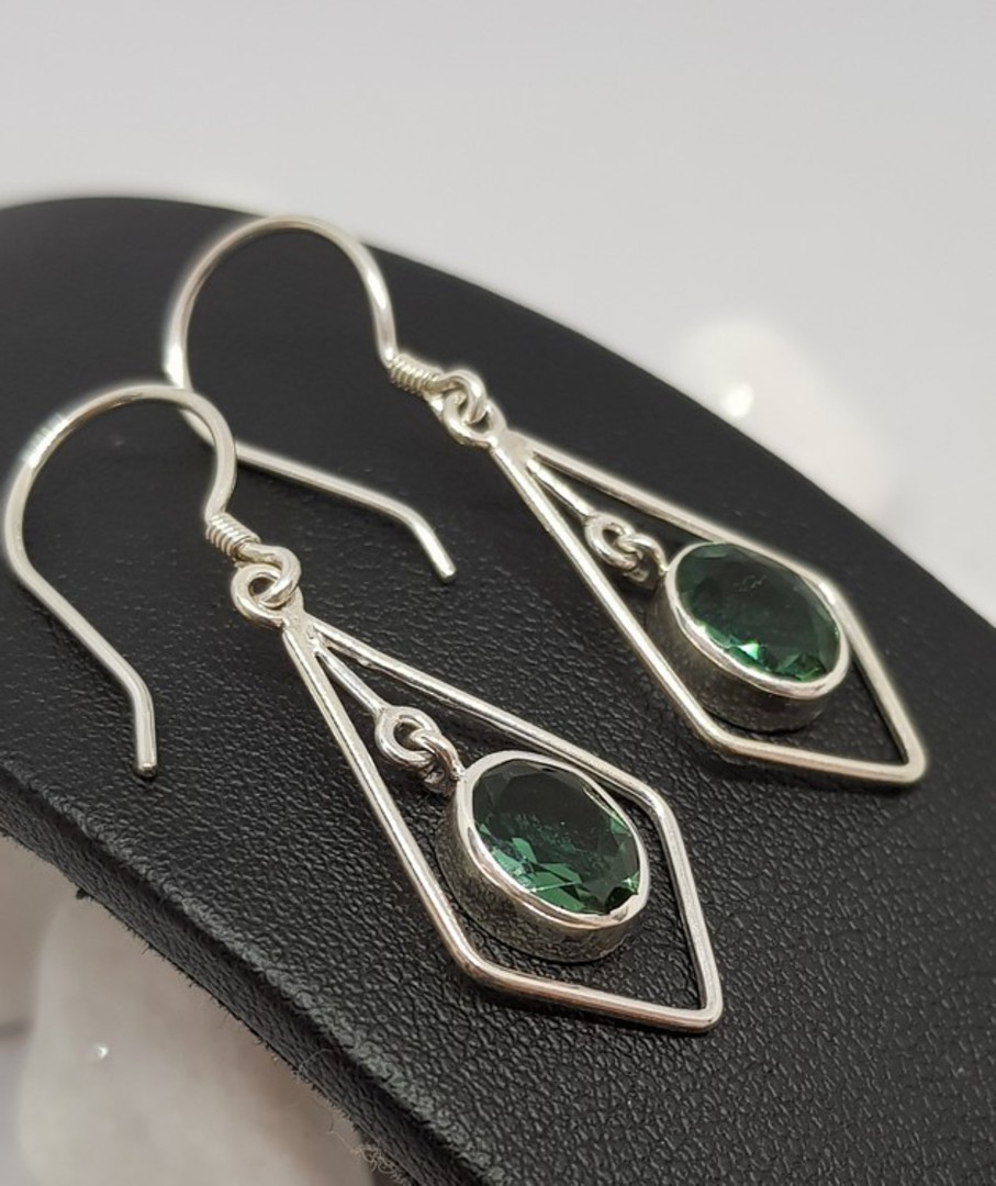 Open kite shape silver earrings with green quartz image 1