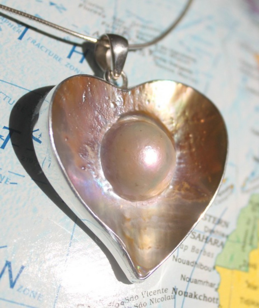 Mother of pearll heart pendant image 0