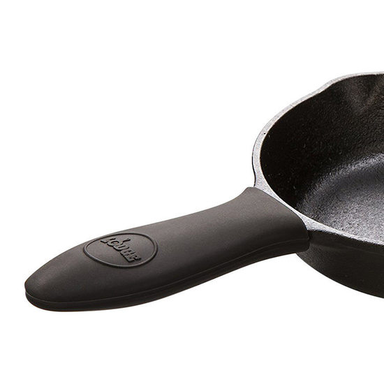 https://images.zeald.com/ic/topgear/3660108186/7441%20-%20Lodge%20Cast%20Iron%20Cookware%20Silicone%20Hot%20Handle%20Holder%2C%20Black%20-%20ASHH11%20-%20On%20pan.jpg