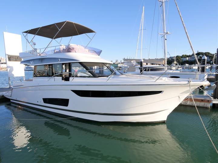 Near New Jeanneau Velasco 43F Located In Auckland