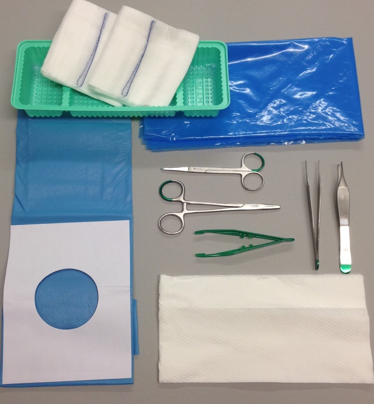 Defries Suture kit with 5 disposable intruments and drapes