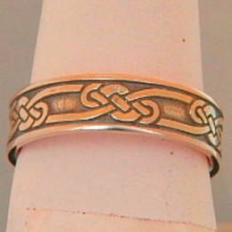R302 Celtic knot band in Rose Gold
