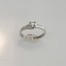  R267SS Single diamond set in a koru band in white gold