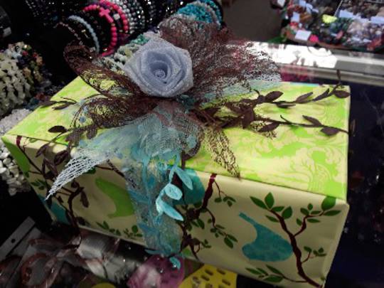 Green and Blue Birds Free Gift Wrap image 0