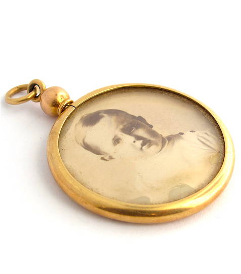 18ct yellow gold antique picture frame pendant