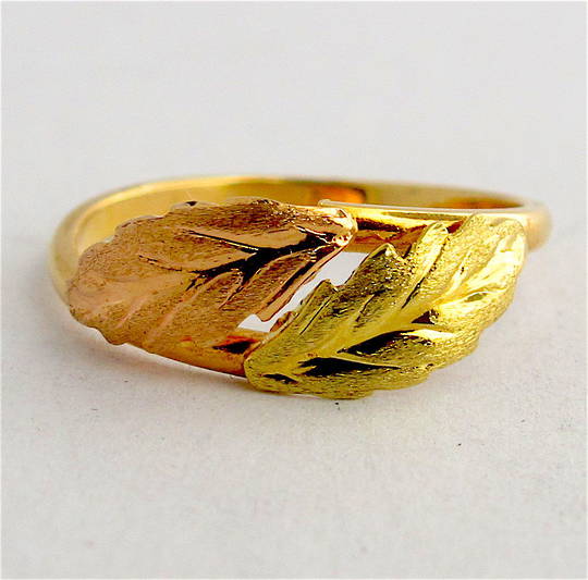 18ct bi-tone leaf design dress ring