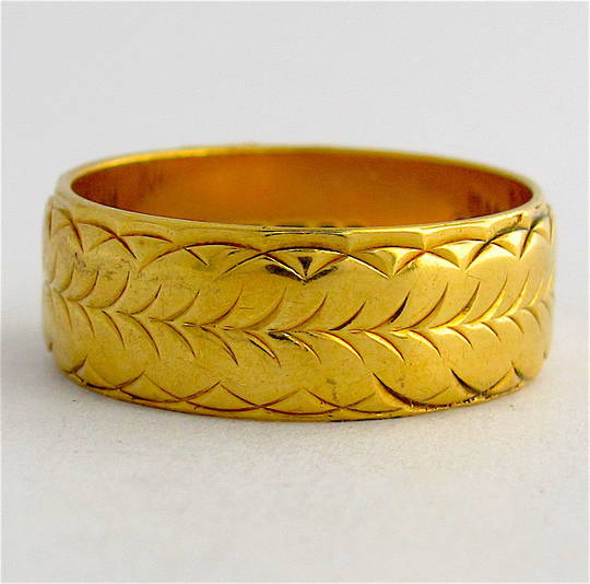18ct yellow gold wide engraved band