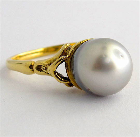 18ct yellow gold black pearl ring