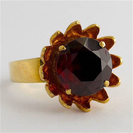 9ct yellow gold and garnet flower style ring