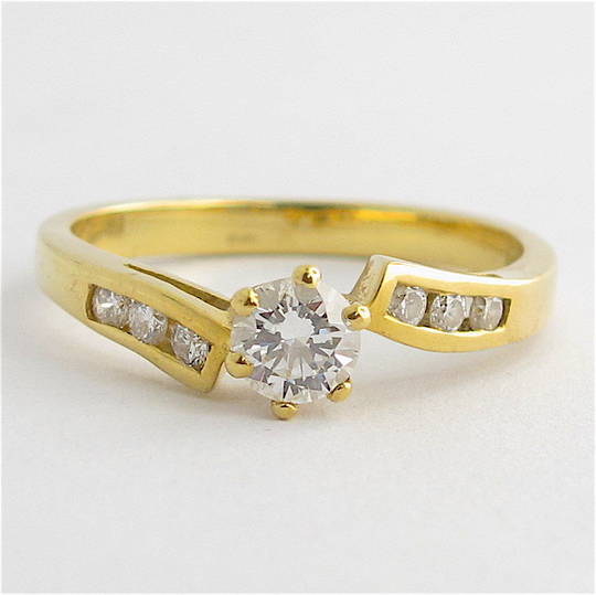 18ct yellow gold diamond solitaire with shoulder diamonds set ring