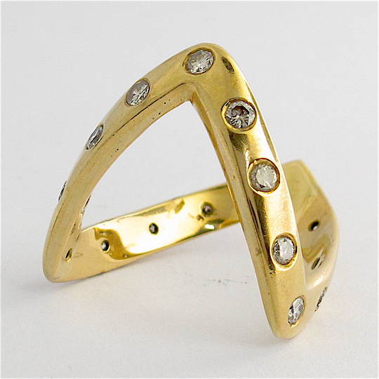 9ct yellow gold zig-zag diamond ring