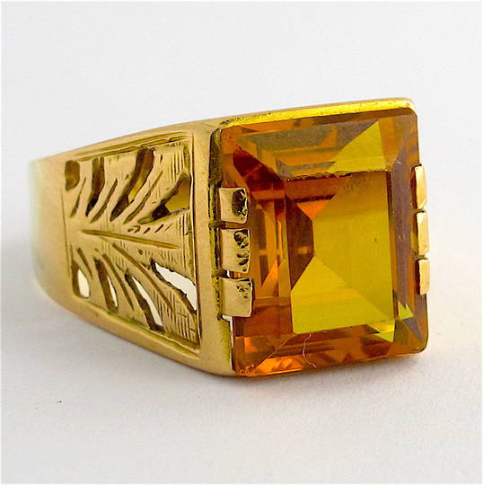 18ct yellow gold and synthetic sapphire ring