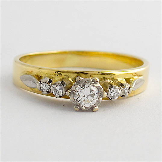 18ct yellow & white gold vintage diamond solitaire ring with shoulder diamonds