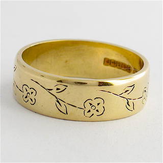 9ct yellow gold band with engraving