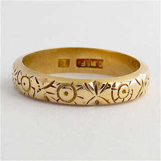 18ct yellow gold patterned band