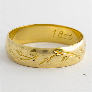 18ct yellow gold vintage patterned band