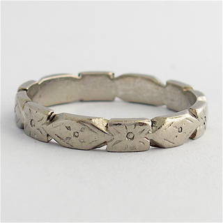 18ct white gold patterned band