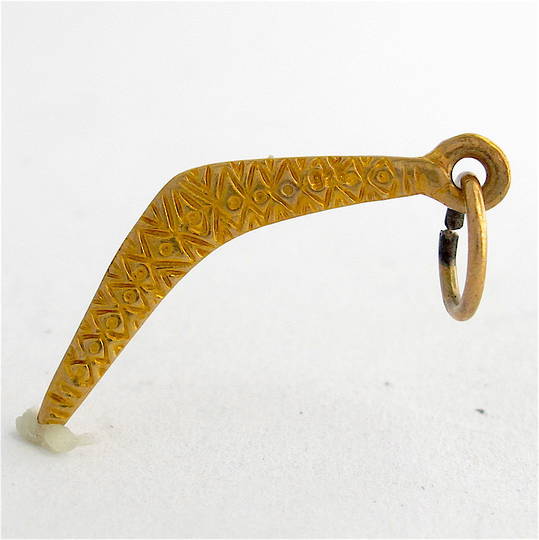 9ct yellow gold boomerang charm