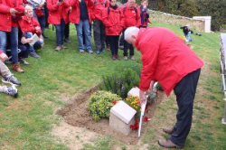 Placing the cross on the grave
