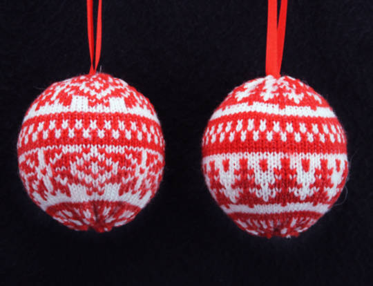 Knitted Ball Red and White 7cm