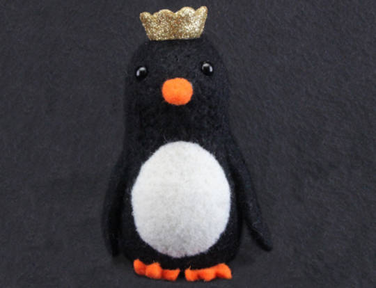 Wool Standing Penquin with Crown 14cm