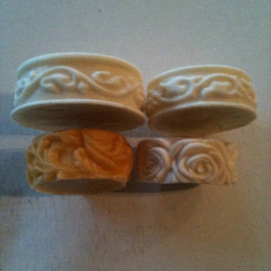 Round moulds with flower edges