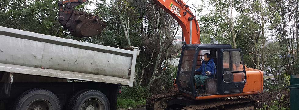 Earthmoving-contractors-loading-truck-in-central-Auckland