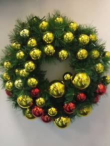 120CMD WREATH WITH RED & GOLD BAUBLES UV