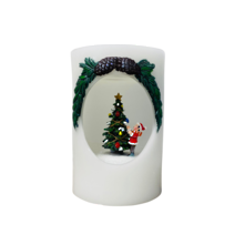 CHILD DECORATING TREE IN ROUND WAX CANDLE