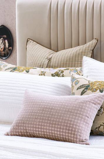 Bianca Lorenne - Petalo Cushion - Dusky Orchid