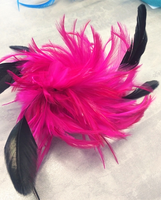 BRIGHT PINK AND BLACK FEATHERS FASCINATOR